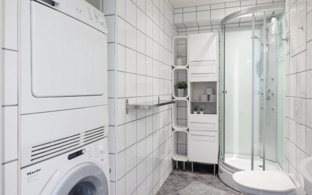 Central top floor apartment