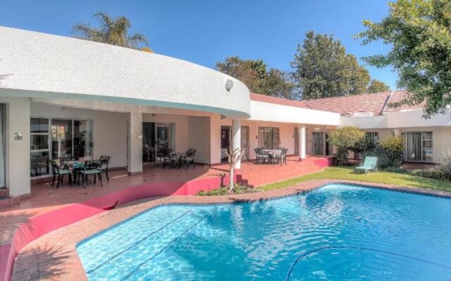 Woodmead Guest Lodge