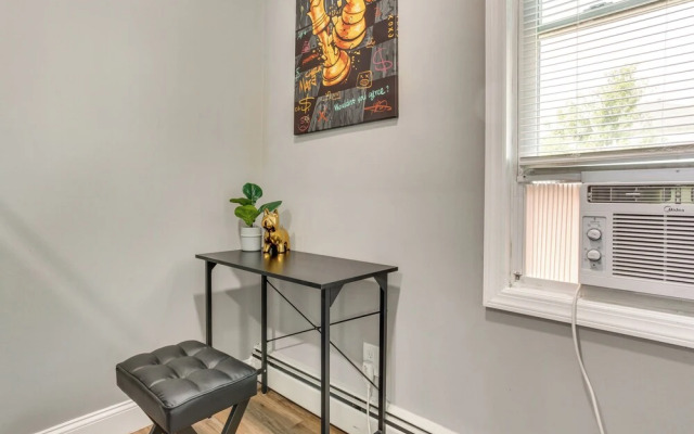 Convenient Elizabeth Apartment w/ Private Balcony!