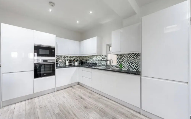 London Charm House Near Tube Station