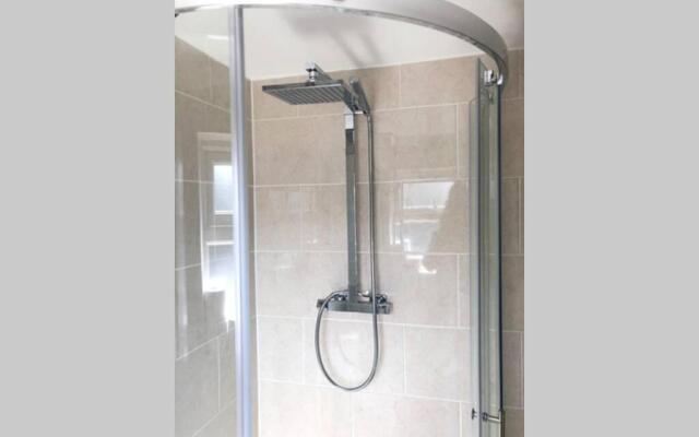 S6 Ensuite Loft Studio Space (Sandycroft Guest House)