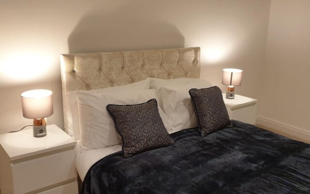 Royal Oak Apartment in Manchester Central Location