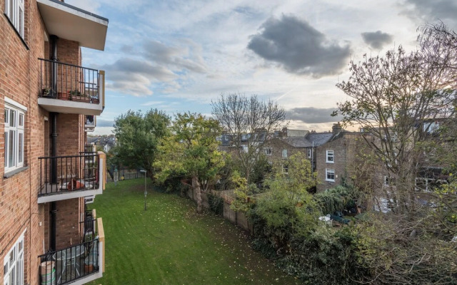 Stunning and Warm Home in Wandsworth by Underthedoormat