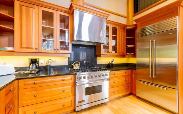 8140 Nicklaus North