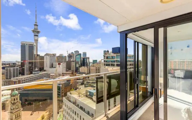 City Views From Bright And Spacious Apartment!