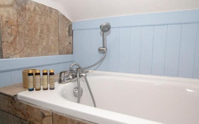 Cliff House B&B & The Moorings Apartments