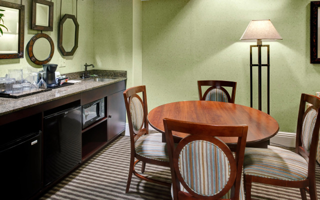 Holiday Inn Express & Suites Atlanta Buckhead by IHG