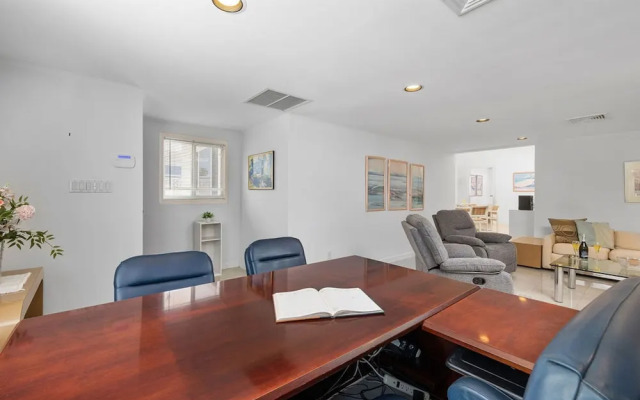 3BR 3BA Pool Downtown Short Walk to Beach