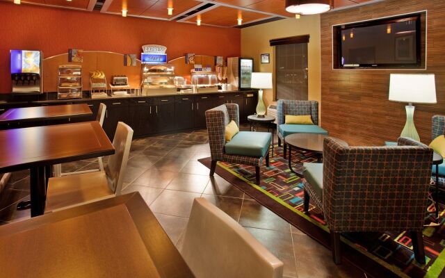 Holiday Inn Express & Suites North Kansas City by IHG