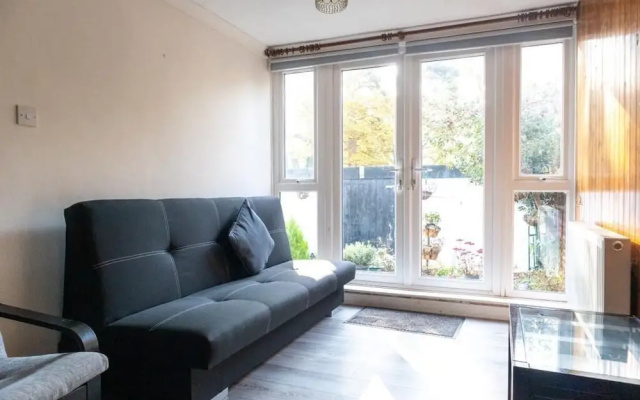 4 Bedroom-southampton-sleeps 6- Garden