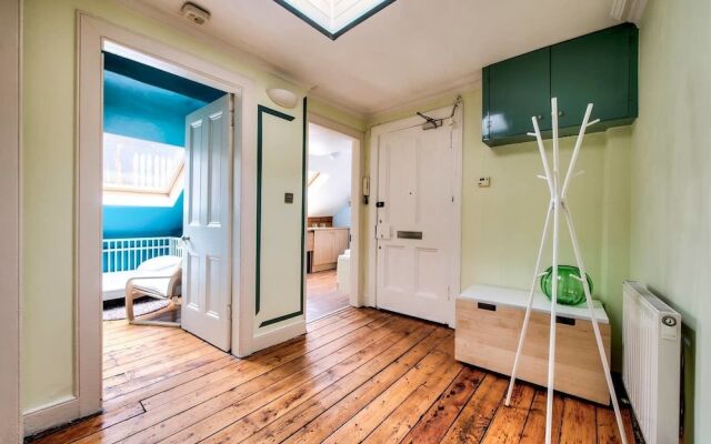 Top Floor 3BR Apt Near Edinburgh Castle