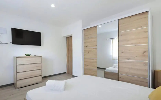 Villa Gariful - Sleeps 10 - Pool - Hottub - Petsok