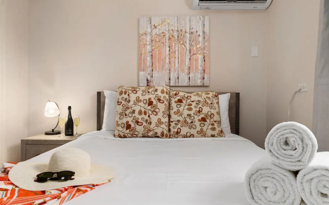 Sleeps 12 Spacious Private Pool Great Location