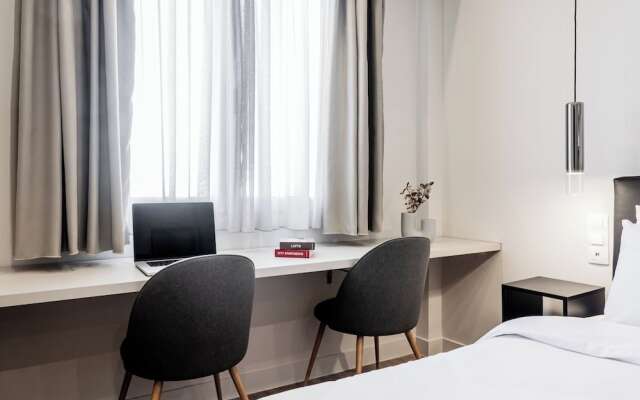 Au Piree by Calon