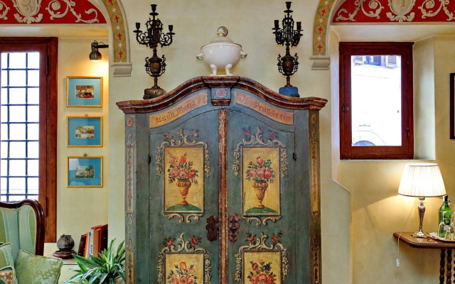 Town House - Treasurerome Collection