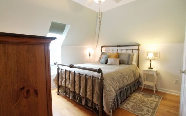 Tudor Oaks Inn