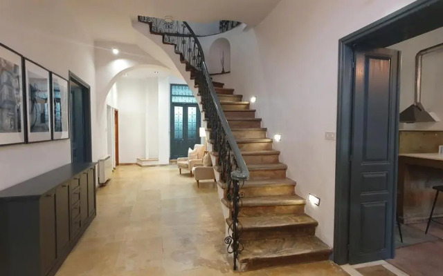 Phaedrus Living: Cozy Down Town House Aischylou