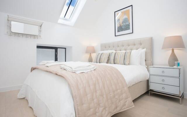 Bright, Newly Refurbished Townhouse in Bath