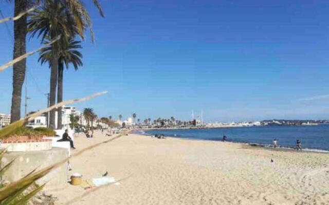 GOLFE JUAN Studio dans résidence avec piscine