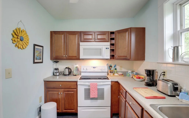 Lovely Hendersonville Retreat ~ 1 Mi to Downtown!