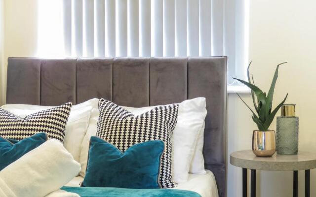 Tudors eSuites 3 Bedroom Apartment 6 Beds & Parking