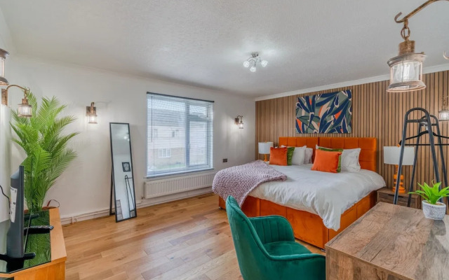 Upscale 2-Bed & Bath Flat in Newport