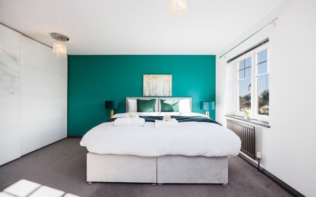 Large 4 Bed Townhouse in Uxbridge Sleeps 9