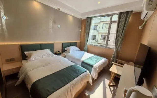 Haoyunlai Light Luxury Hotel (Tianquan Hospital of Traditional Chinese Medicine)