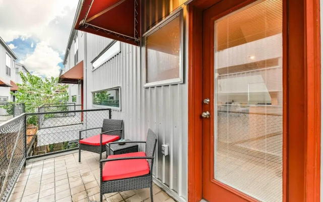 Modern Houston Townhome: 5 Miles to Downtown!