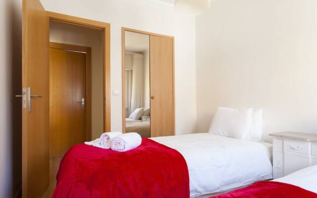 ALTIDO Bright 2BR Apt w/River Views &balcony in Alfama, moments from Santa Apolonia train station