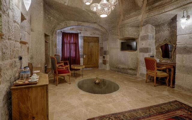 Hera Cave Suites