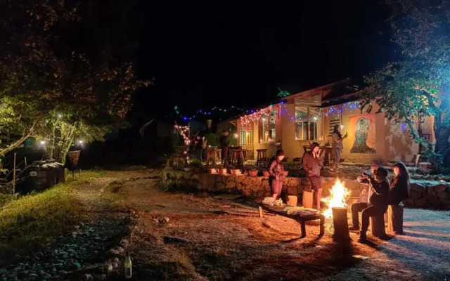 Monkey Mud Hostel And Camps