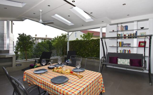 Luxury apt With Roofed Patio Near Beach & Center
