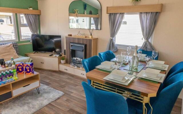 Tattershall Lakes Private Hot Tub Lodge - Sleeps 6
