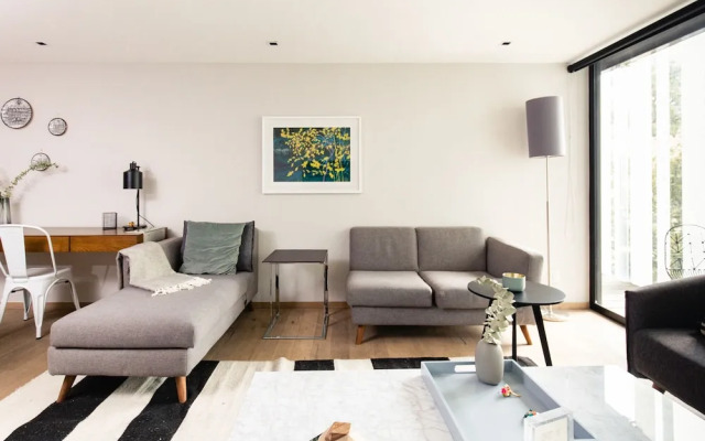 Executive 1BR Oasis With Kitchen & Private Balcony