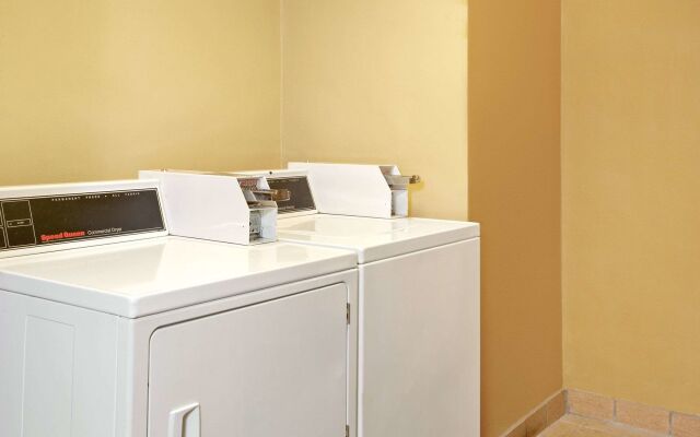 Quality Inn & Suites Orlando East - UCF Area