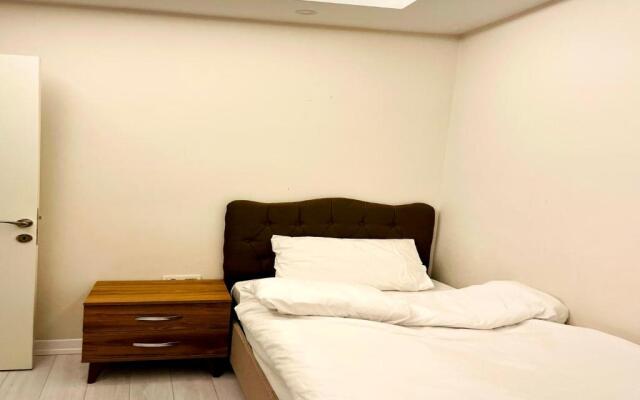 LUXE Bright 2bdr in Center