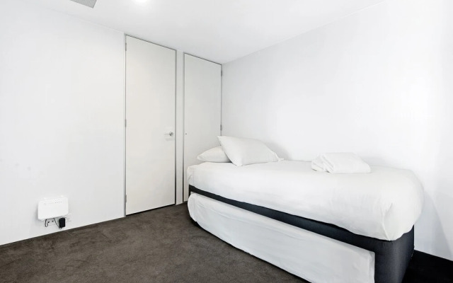 Iconic Q Surfers Paradise 1 Bed + Study Apartment