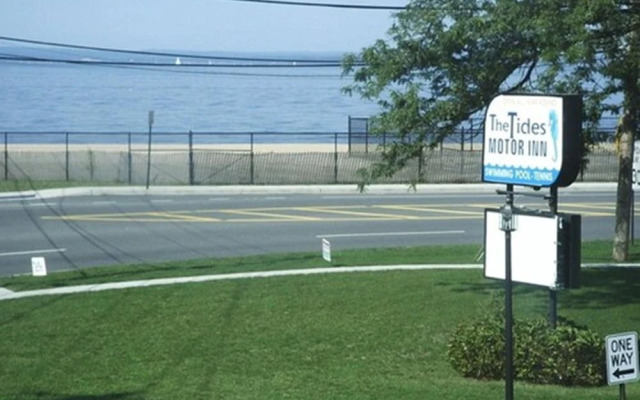 Tides Motor Inn at Stehli Beach