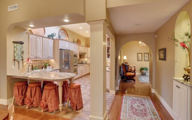 Beautiful Central Fayetteville Townhome w/ Views!