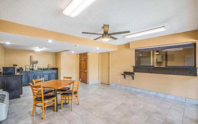 Rodeway Inn & Suites