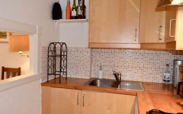 2 Bedroom Flat Near the Dean Village