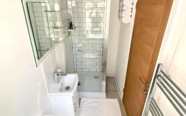 2 Bed Town Centre Free Park Wi-Fi Garden