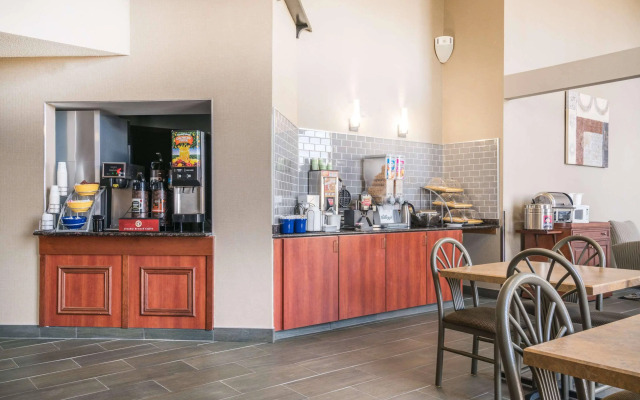 Days Inn & Suites by Wyndham Wausau