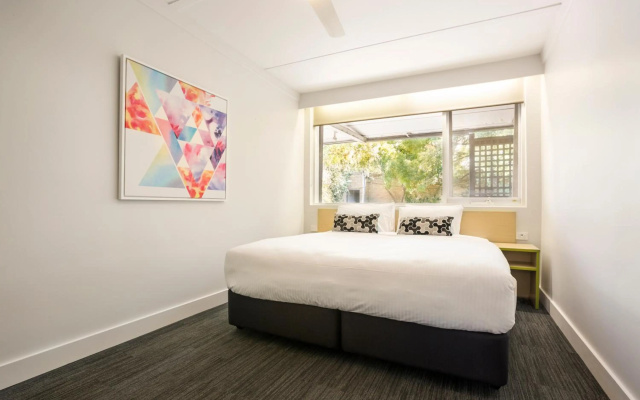 Nightcap at Coolaroo Hotel – Guest Rooms – Melbourne