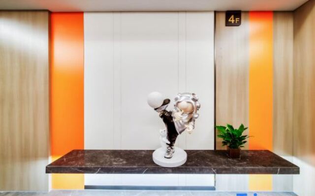 Three Cats Hotel (Guangsha Construction College)