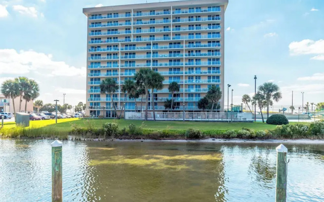 Sabine Yacht & Racquet #8D