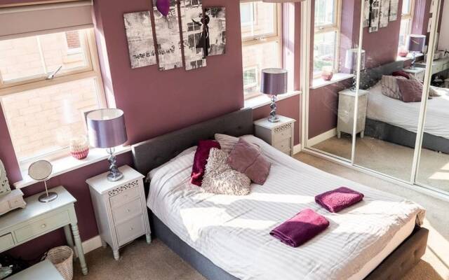 Modern Canalside City Townhouse - Parking & Garden