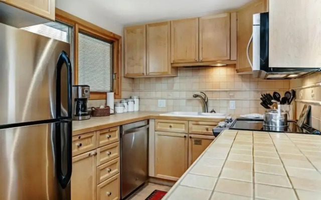 1 Bedroom Antlers Vacation Rental With Incredible Slopeside Views and Just a Short Walk to Gondola and Lionshead Village