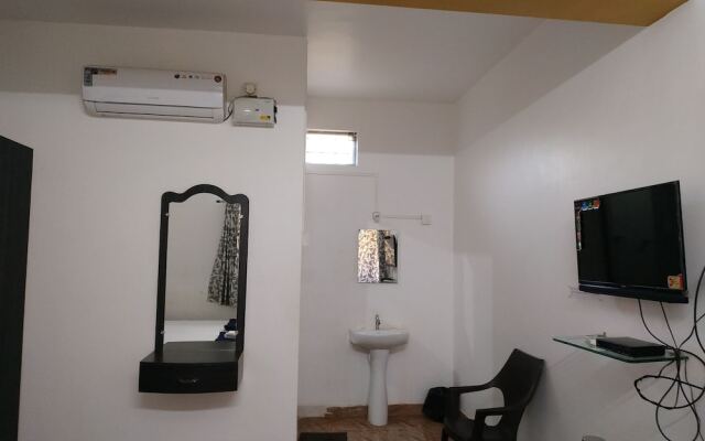 Iroomz Hotel Gananjaya - Hostel